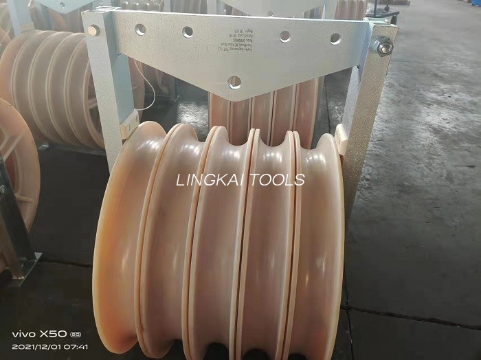 822mm Diameter Besar Transmisi Kabel Overhead Roller Nilon Sheave Block Pulley Dengan Tiga Roda